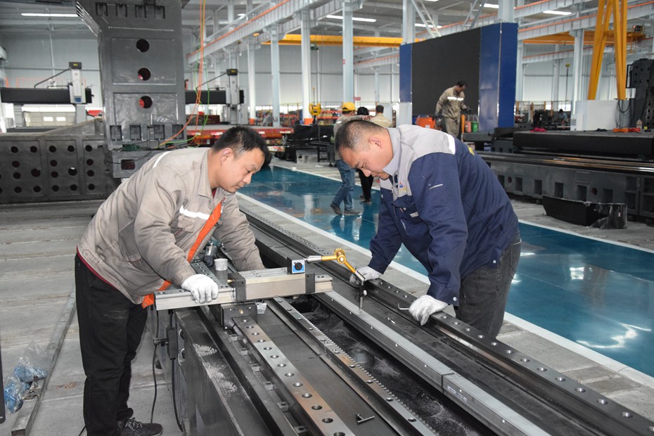 國產數控龍門銑床工人.jpg 國產數控龍門銑床工人.jpg